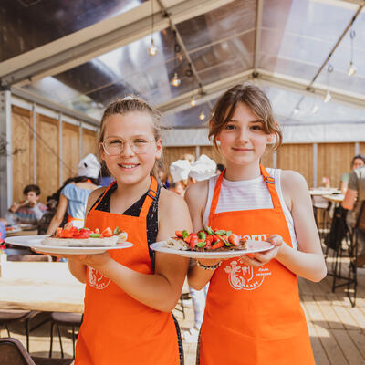 Kinderen die opdienen in het kinderrestaurant op het culinair festival Gent Smaakt
