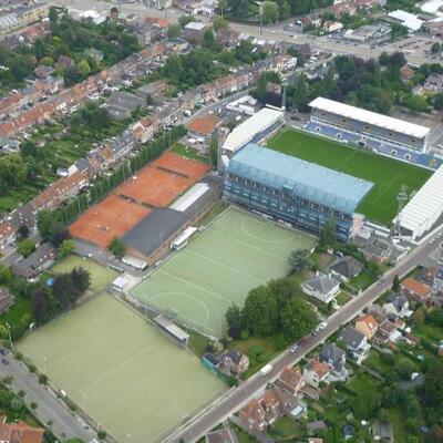 Luchtfoto van de projectsite van Ecowijk Gantoise, met het Ottenstadion en de hockey- en tennisvelden nog aanwezig.