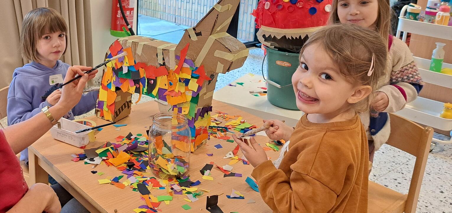 Kinderen van Het Tandwiel tijdens een activiteit op school