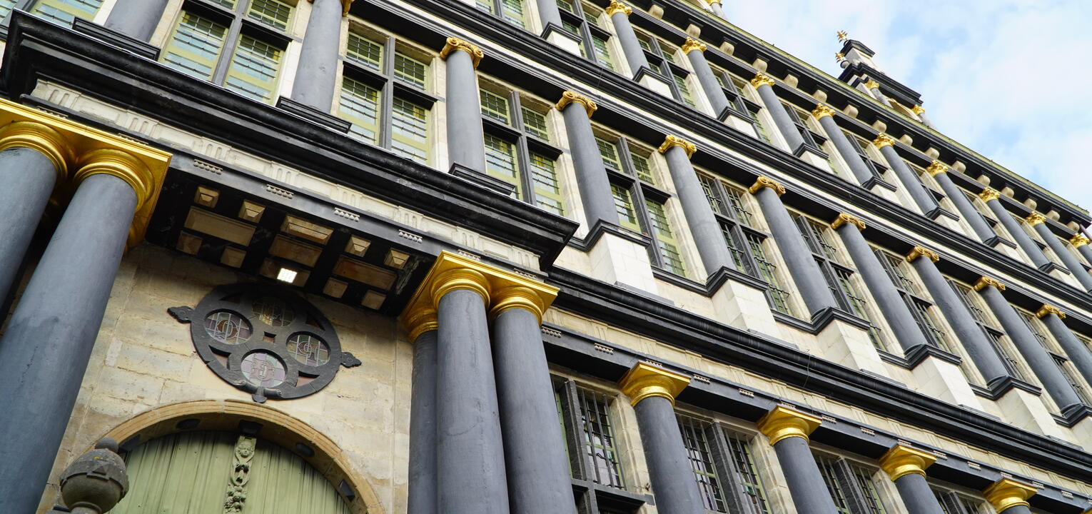 De gevel van het schepenhuis van Gedele, het deel van het stadhuis aan de Botermarkt, krijgt een opknapbeurt