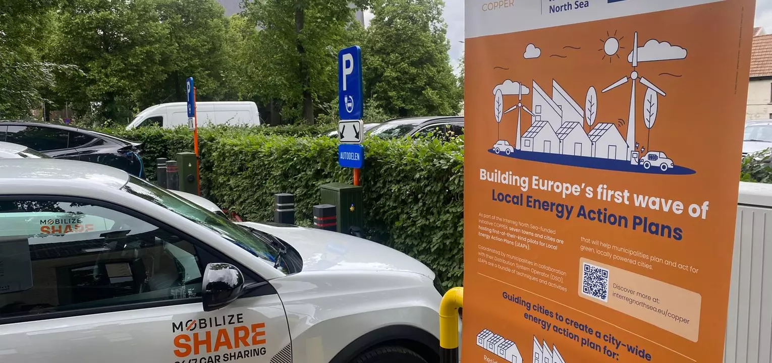 Deelwagens aan het nieuwe laadeiland op het Spaanskasteelplein
