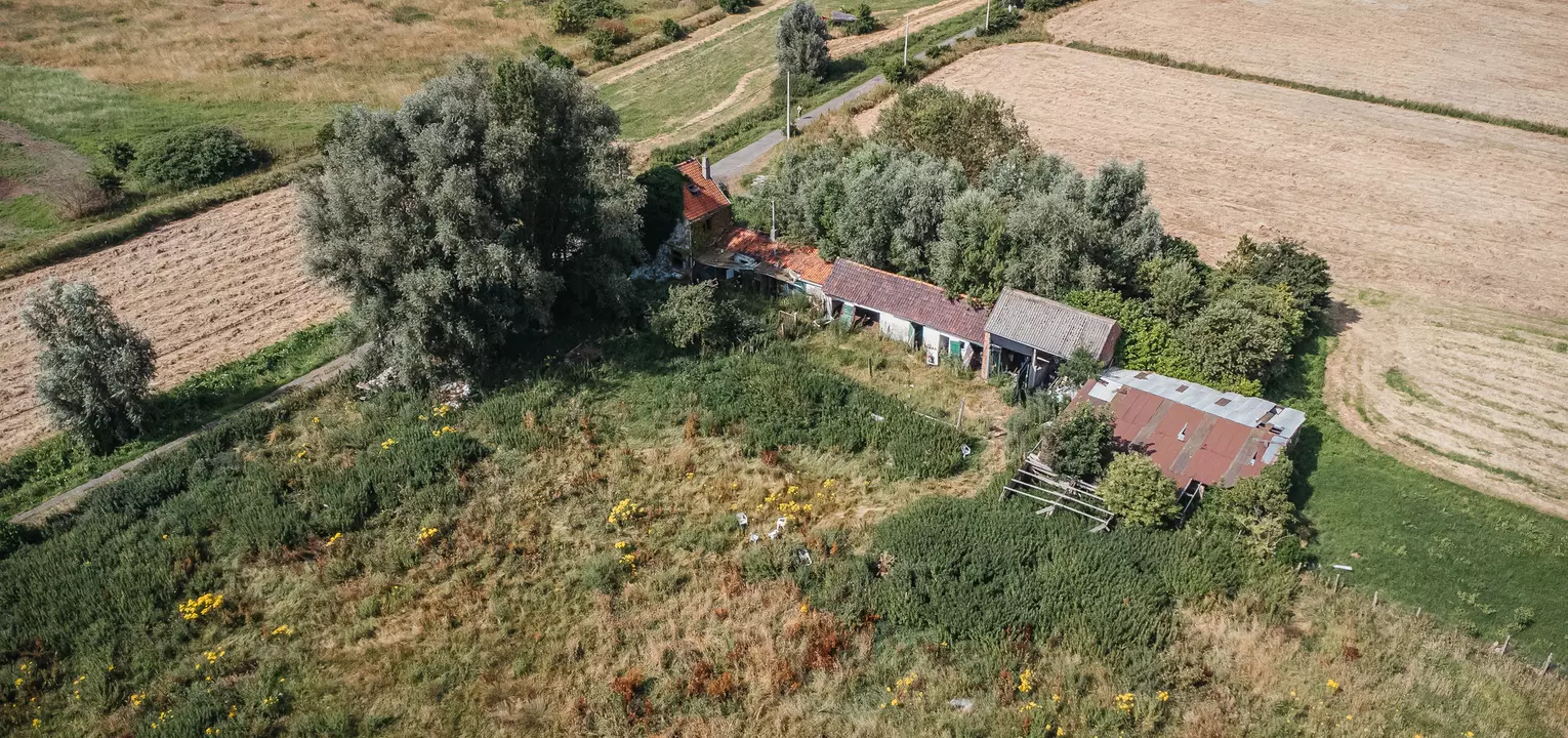 Een van de twee vervallen hoeves