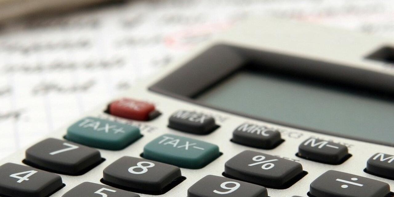 Een rekenmachine helpt om het budget te bewaken
