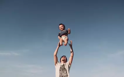 Vader gooit baby in de lucht