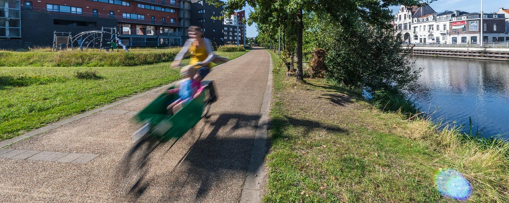 wijkmobiliteitsplan oud-gentbrugge banner 800px hoog man met bakfiets en kind