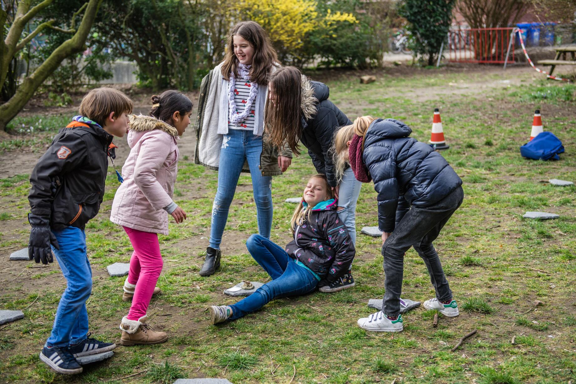 Een groepje leerlingen tijdens een buitenles-activiteit