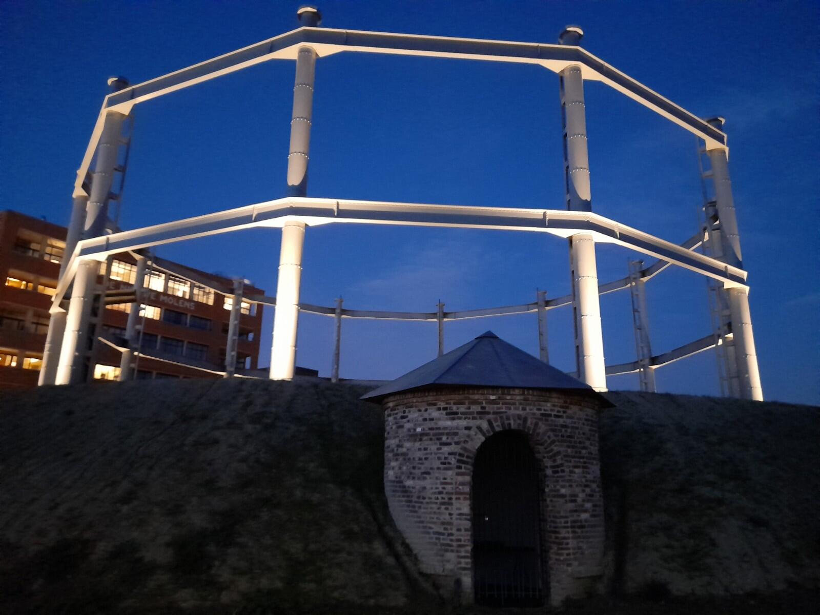 Verlichte  gashouders aan Tondeliersite