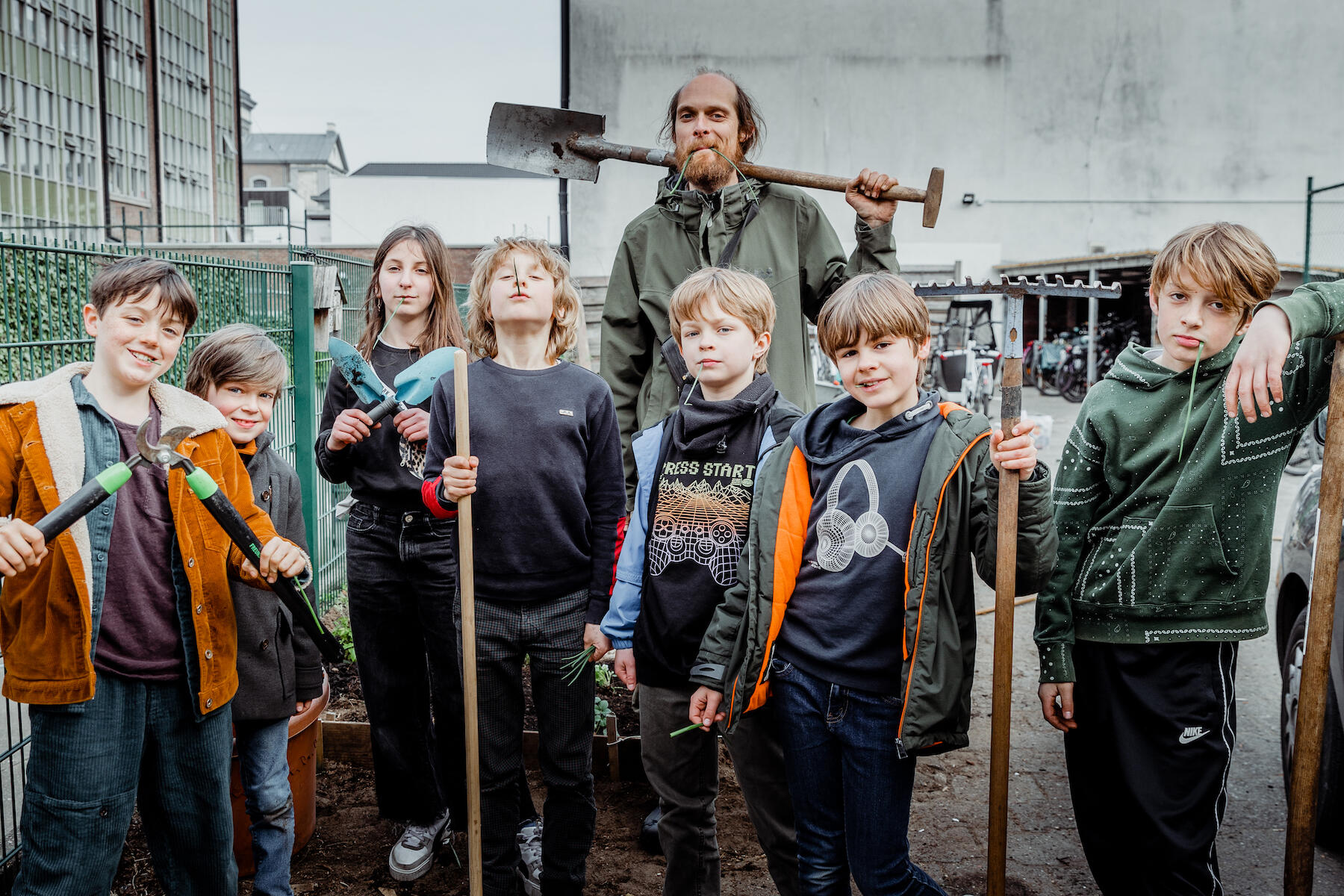 kinderen in de moestuin