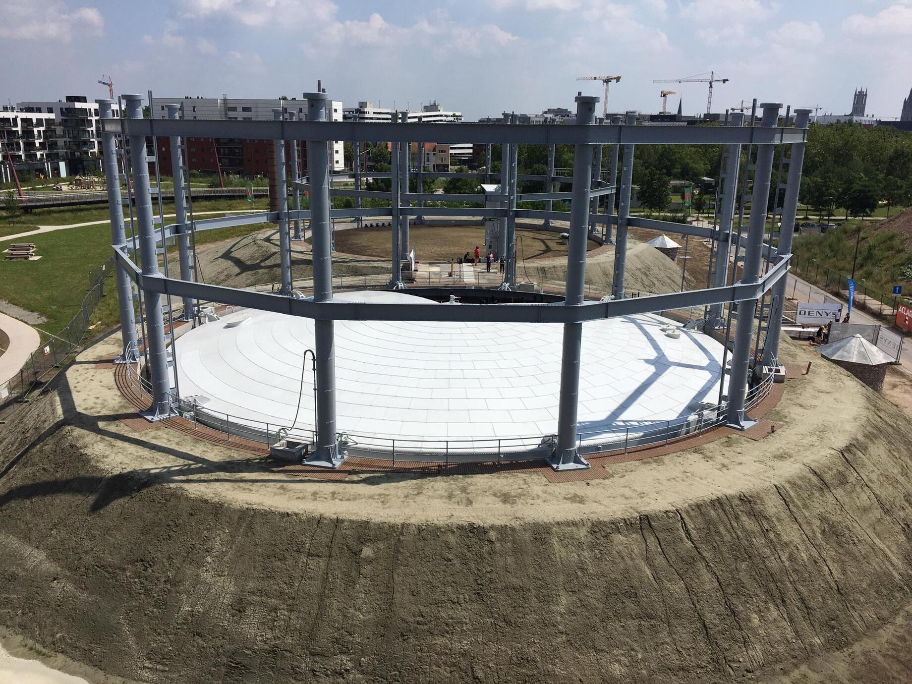 De gerestaureerde gashouders op de Tondeliersite