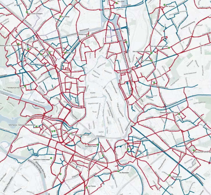 Een stukje van de kaart, met in het rood de hoofdroutes en in het blauw de toeleidende routes. Meer details vind je op de stadswebsite