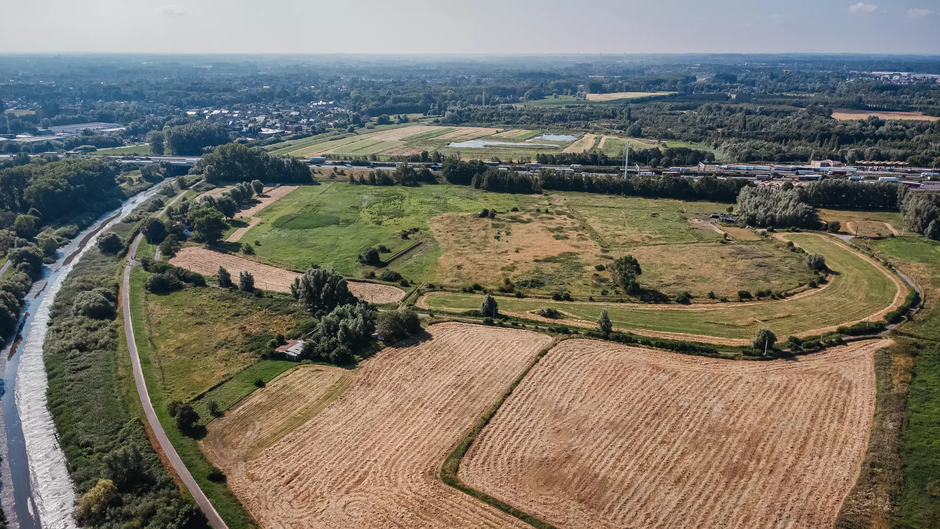 De noordelijke Gentbrugse Meersen. De vervallen hoeves zie je links bij de Schelde, even van elkaar verwijderd