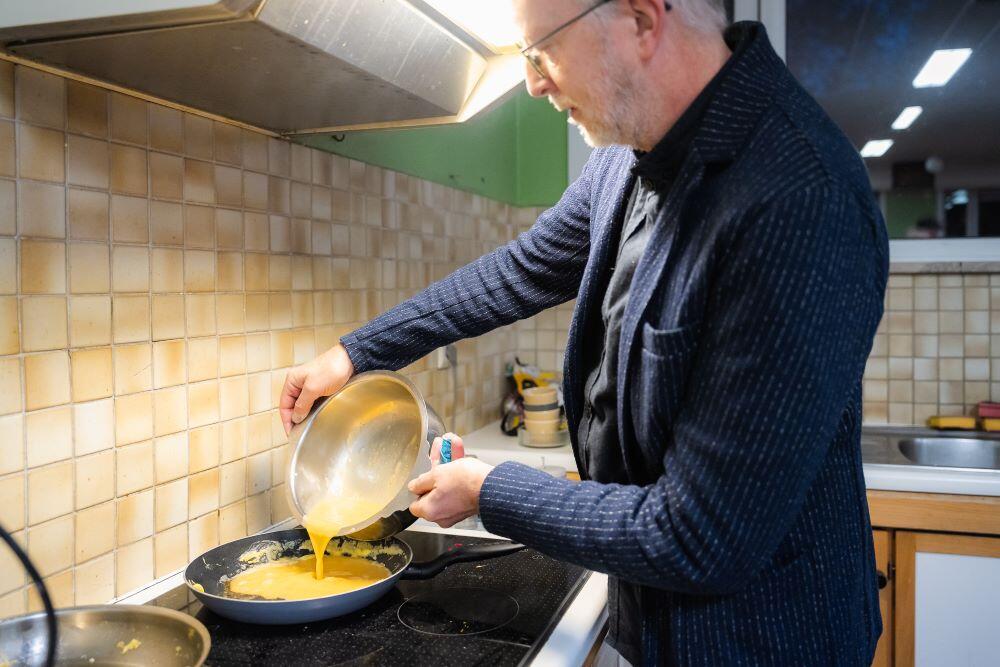 Man bakt omelet Don Bosco Sint-Denijs