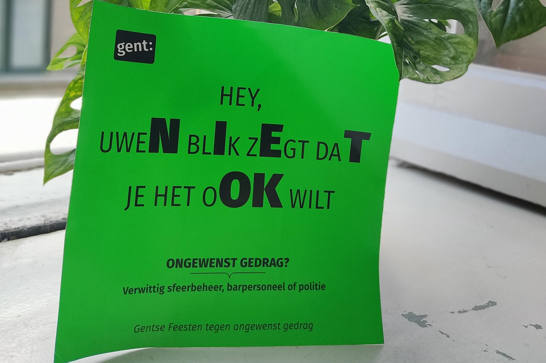 Deze stickers zijn overal in de toiletten in de Feestenzone te zien.