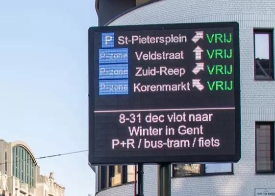 Volg de pijl naar de dichtstbijzijnde vrije parking