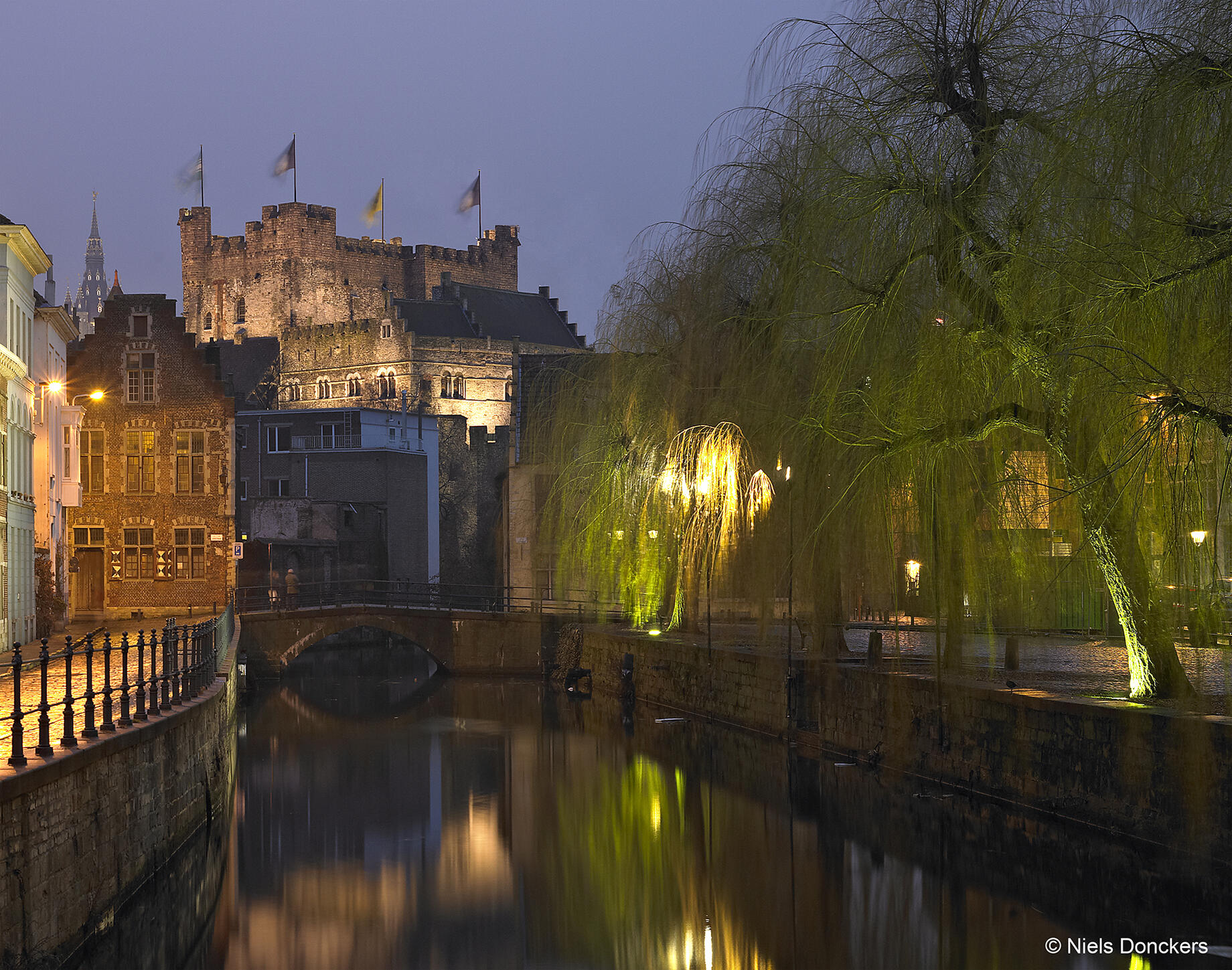 Verlichte Gravensteen vanaf de Lievekaai gezien